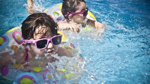 Si el agua está correctamente clorada, es imposible contagiarse de covid-19.