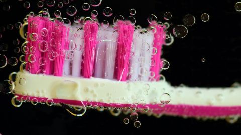 Los cepillos de dientes pueden estar expuestos a decenas de contaminantes.