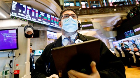 La intermediación de la Bolsa de Nueva York, se hace ya de forma electrónica y no hay ya traders en la sala./ EFE/EPA/JUSTIN LANE