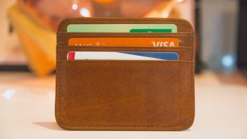Las tarjetas débito tiene el riesgo de que pueden perderse o ser robadas.
