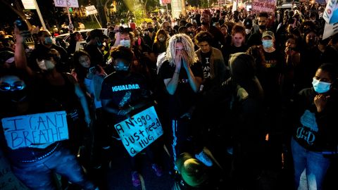 Docenas de protestas contra la brutalidad policial han llenado calles de todo el condado.