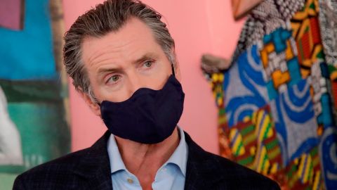 Newsom: "La orden del uso de tapabocas es obligatoria".