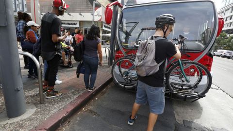05/16/19/LOS ANGELES/A commuter places his bicycle on a metro bus during Bike to Work Day. (Aurelia Ventura/La Opinion)
