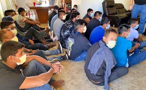 Descubren ‘casa de seguridad’ de polleros con 21 inmigrantes indocumentados