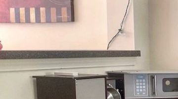 La pequeña Ava juega a ser chef.