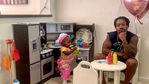 La pequeña Ava juega a ser chef.