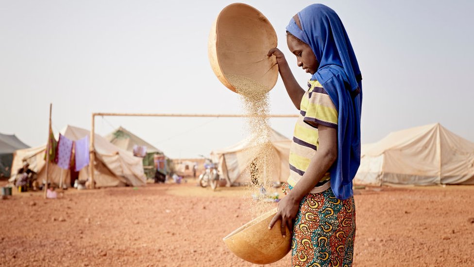 En algunas regiones del norte de África las niñas son obligadas a comer desde que cumplen cinco años de edad y hasta que alcanzan una edad adulta.
