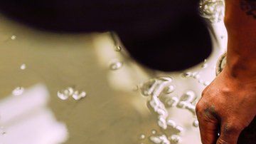 Derechos de autor de la imagenREUTERS
Image caption
El mercurio mezclado con agua se utiliza para extraer oro de las piedras.