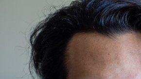 Abdelrhman Badr se quemó los dedos al tocar un componente de la computadora que se había recalentado.