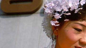 La novela norcoreana "Friend", publicada en 1988 y un éxito en su país, trata sobre las relaciones matrimoniales entre dos parejas.