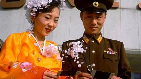 La novela norcoreana "Friend", publicada en 1988 y un éxito en su país, trata sobre las relaciones matrimoniales entre dos parejas.