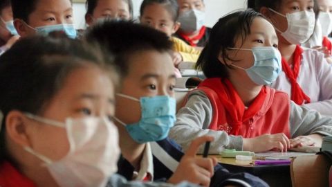 En muchos lugares, la vuelta al cole será con mascarillas.