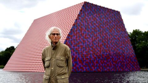 "La Mastaba" en Londres, fue presentada por Christo en el Hyde Park de la capital británica en 2018.