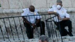 Policías de Coral Gables, Florida, se arrodillaron durante una protesta por la muerte de George Floyd.