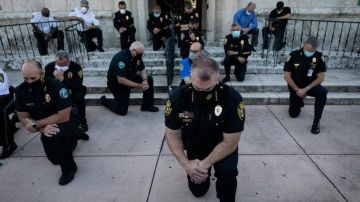 Policías de Coral Gables, Florida, se arrodillaron durante una protesta por la muerte de George Floyd.