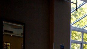 Will Whelan revisa la piscina del hotel Royal County cuatro veces al día.