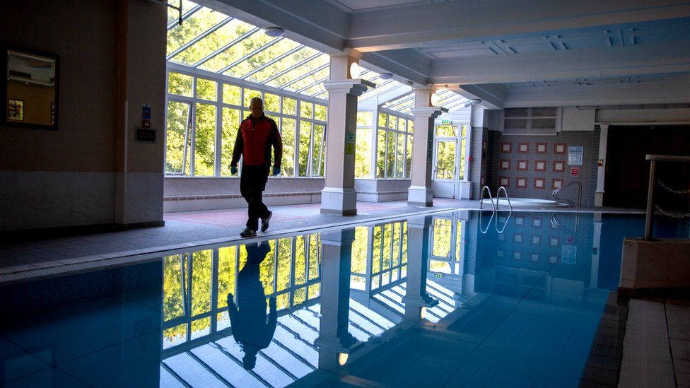 Will Whelan revisa la piscina del hotel Royal County cuatro veces al día.