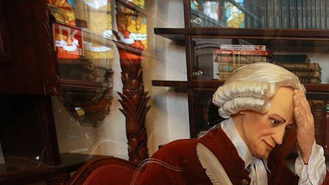 Recreación del filósofo alemán Immanuel Kant en la Biblioteca Estatal y Universitaria de Königsberg, Prusia Oriental.