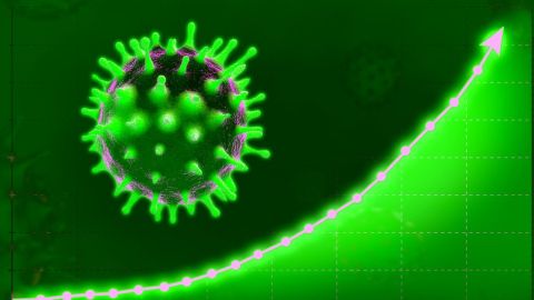 Un estudio del SARS-CoV-2 estimó que la tasa más alta de transmisión viral tiene lugar uno a dos días antes de que la persona infectada comience a mostrar síntomas.