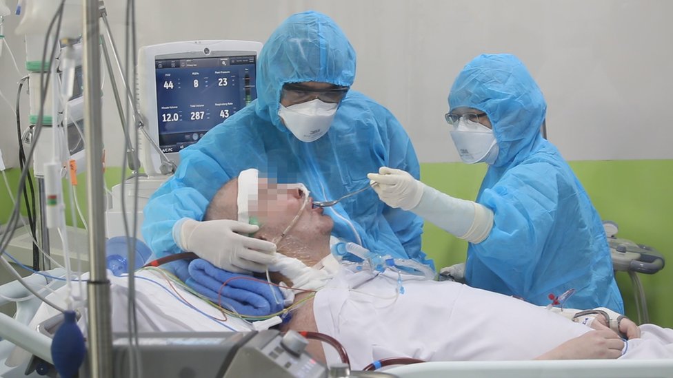 Stephen Cameron estuvo 68 días conectado a un respirador en un hospital de Vietnam.