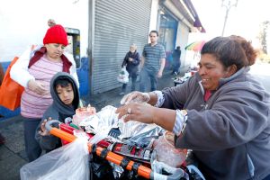 Abuelito vendía dulces en la calle hasta que llegó la policía, lo que sucedió se hizo viral