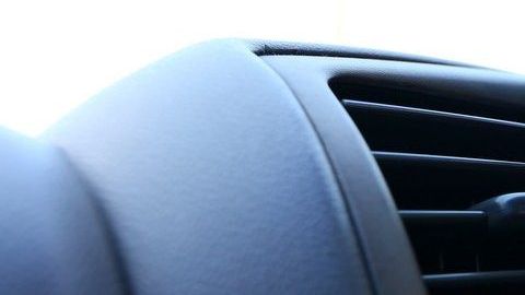 Los aromatizantes de autos a veces no suelen ser suficientes para combatir los malos olores