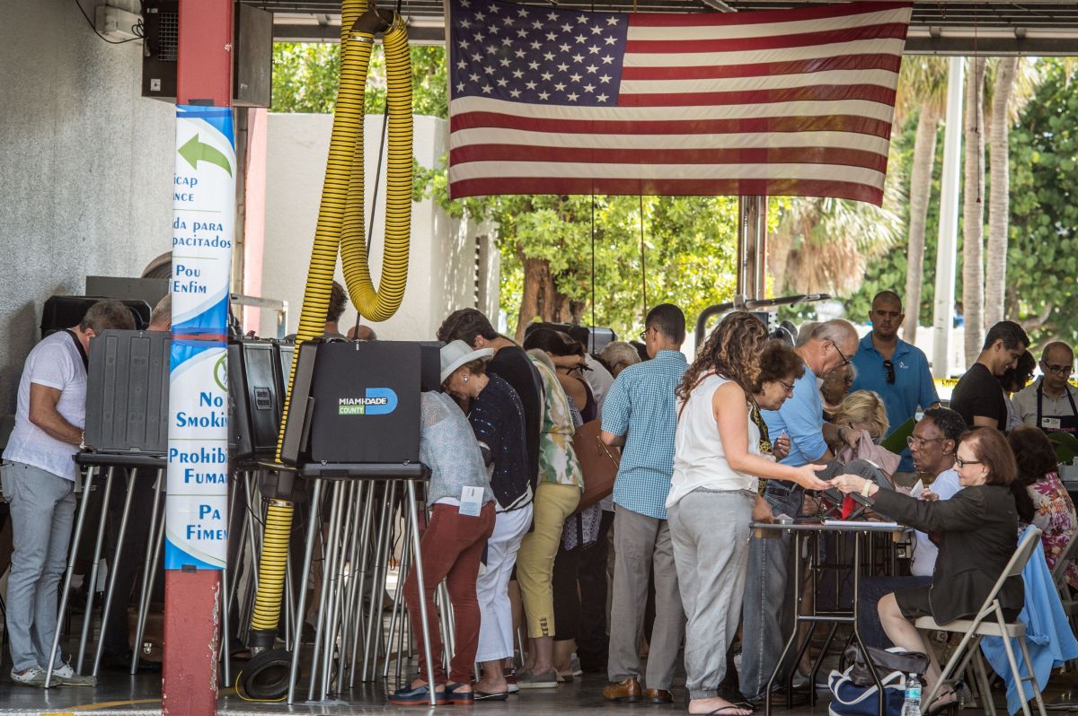 Foto de archivo de votantes en un colegio electoral en Miami Beach.