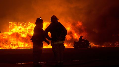 Bomberos combaten un incendio/Archivo.