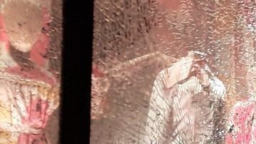 Vitrina destrozada antes del toque de queda del lunes en Flatiron