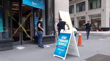 Limpieza de una tienda saqueada en 5ta Av y Broadway