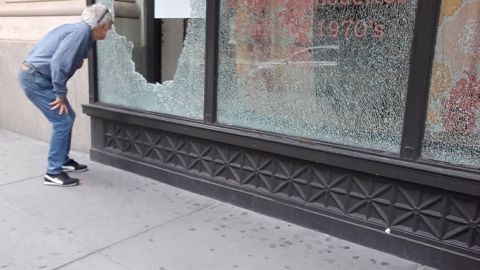 Destrozos en 5ta Av y Broadway, lunes 1 de junio