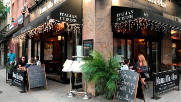 Los neoyorquinos disfrutan de comer "al fresco" con la reapertura de restaurantes.