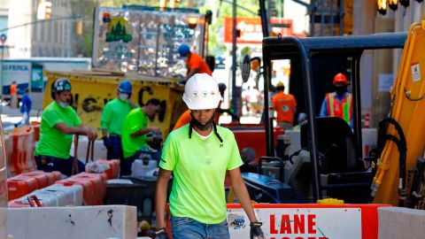 La construcción, hasta ahora no esencial, sí que se ha reactivad. Foto: Peter Foley / Efe