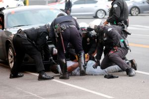 Video sensible: Policías de Indianapolis golpean con porras a mujer afroestadounidense