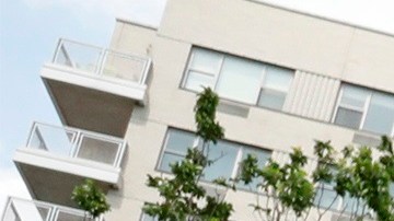 New York (United States), 06/06/2020.- Protestors hold up their fists in front of the Washington Square Arch during a peace protest in Washington Square Park in New York, USA, 06 June 2020, over George Floyd's death. A bystander's video posted online on 25 May, appeared to show George Floyd, 46, pleading with arresting Minneapolis Police officers that he couldn't breathe as an officer knelt on his neck. The unarmed Black man later died in police custody. According to news reports on 29 May, Derek Chauvin, the police officer in the center of the incident has been taken into custody and charged with murder in the George Floyd killing. On 03 June three other officers on scene were charged with aiding and abetting murder of second degree. (Protestas, Estados Unidos, Nueva York) EFE/EPA/JASON SZENES