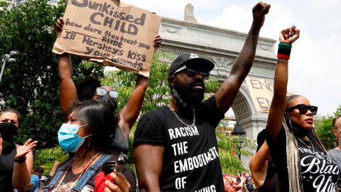 New York (United States), 06/06/2020.- Protestors hold up their fists in front of the Washington Square Arch during a peace protest in Washington Square Park in New York, USA, 06 June 2020, over George Floyd's death. A bystander's video posted online on 25 May, appeared to show George Floyd, 46, pleading with arresting Minneapolis Police officers that he couldn't breathe as an officer knelt on his neck. The unarmed Black man later died in police custody. According to news reports on 29 May, Derek Chauvin, the police officer in the center of the incident has been taken into custody and charged with murder in the George Floyd killing. On 03 June three other officers on scene were charged with aiding and abetting murder of second degree. (Protestas, Estados Unidos, Nueva York) EFE/EPA/JASON SZENES