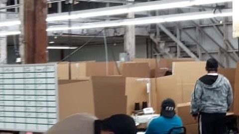 Un proyecto de ley en California busca que les den el salario mínimo.  (Cortesía The Garment Worker Center)