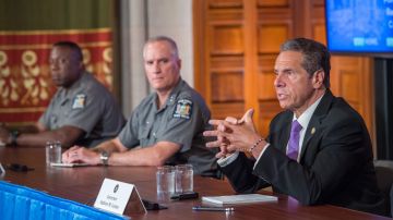 El gobernador Andrew Cuomo criticó a De Blasio y al NYPD de no hacer su trabajo