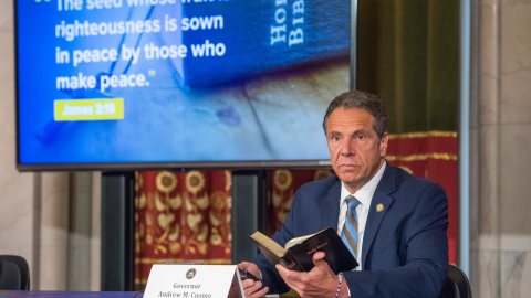 Mandatario dice que "no es cuestión de libertad religiosa sino de evitar nuevos brotes de COVID-19"