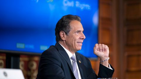 El gobernador Andrew Cuomo anunció que las muertes llagaron a 42, el número más bajo hasta ahora