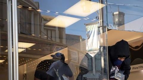 Saqueo en una tienda Apple en el oeste de Los Ángeles.