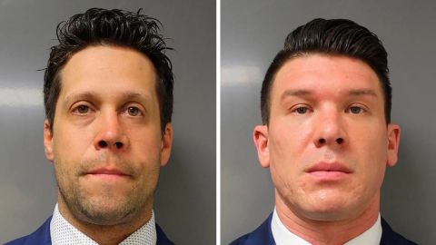 Los policías Aaron Torgalski (i) y Robert McCabe (d) fueron acusados de asalto en segundo grado