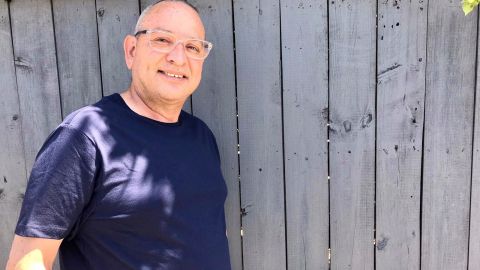 Pedro Rodríguez feliz por recibir la ayuda del gobernador a través de CHIRLA. (Cortesía Pedro Rodríguez)