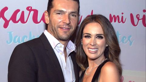 Jacqueline Bracamontes junto a su esposo Martín Fuentes.