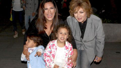 Angélica Vale junto a su madre, Angélica María y sus dos pequeños.