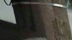 Manifestantes levantan sus brazos y permanecen quietos frente a unos policías durante una protesta contra el presidente de Brasil, Jair Bolsonaro en Sao Paulo.