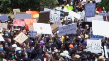 Protestas en Los Ángeles contra la brutalidad policiaca. (Cortesía Thibeaux Hirsh)