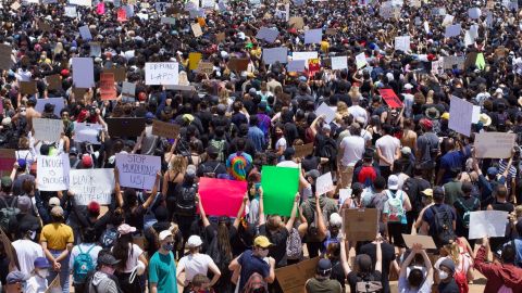 Protestas en Los Ángeles contra la brutalidad policiaca. (Cortesía Thibeaux Hirsh)