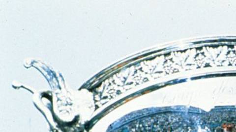 Andrés Gómez besa la Copa de los Mosqueteros, como campeón de Roland Garros 1990. EL UNIVERSO