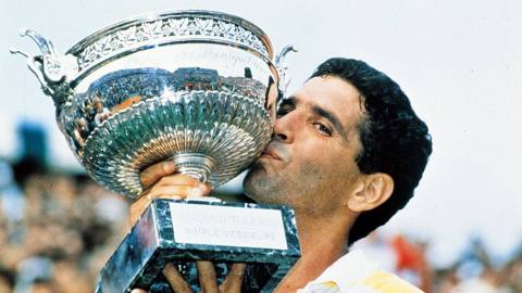 Andrés Gómez besa la Copa de los Mosqueteros, como campeón de Roland Garros 1990. EL UNIVERSO